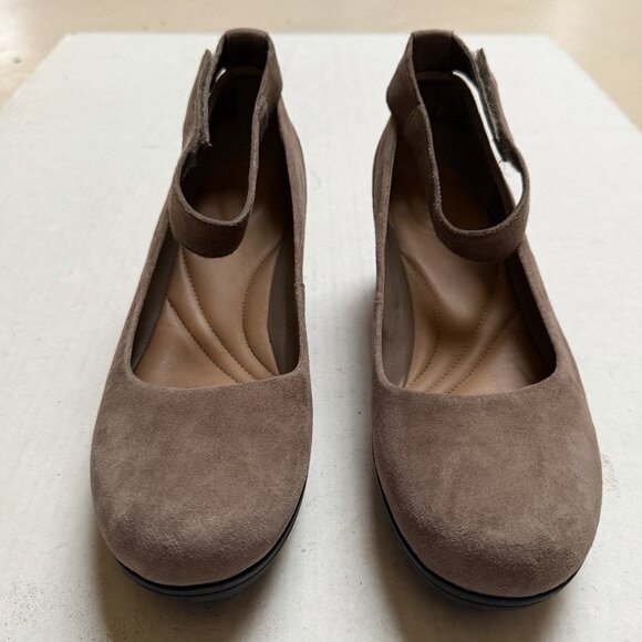 Clarks Suede Shoes Womens 10 Wide Tan Mary Jane Wedge Ankle Strap Holiday Party - Picture 4 of 9